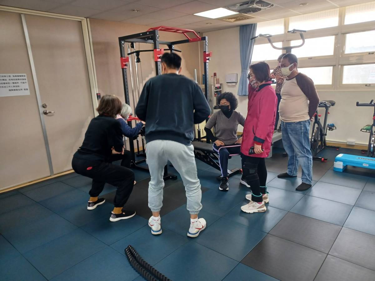 114-02-27長者們，蹲推動起來吧!照片6