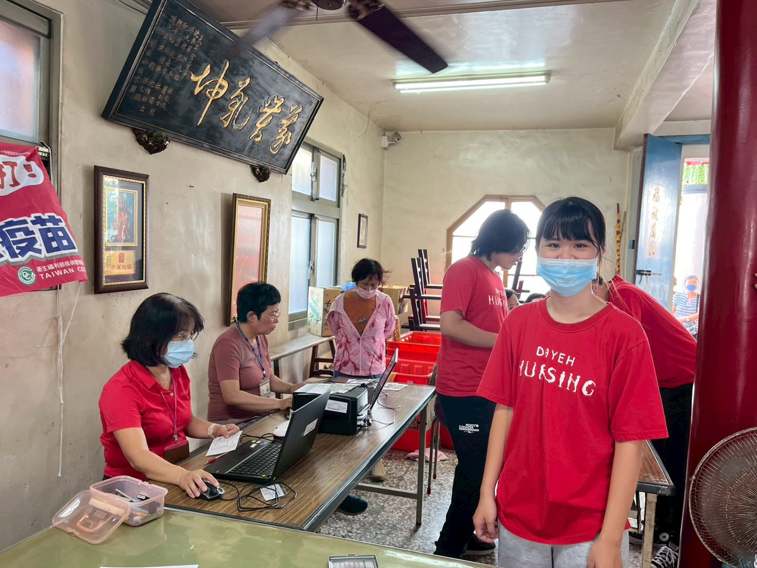 114-11-10福安宮流感接種服務~強力志工與實習生們照片9